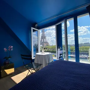 Eiffel Tower Romantic View Apartment